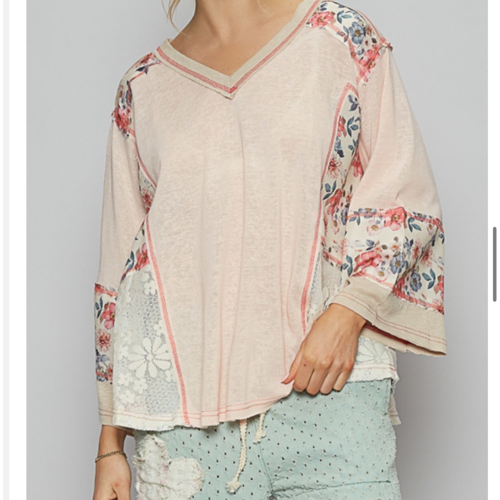 BB64. NWT POL Floral Patchwork V‑Neck Blouse in Peach Blush